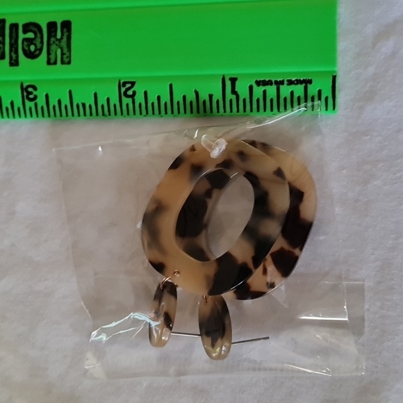Tortoise shell pierced earrings - Picture 2 of 3